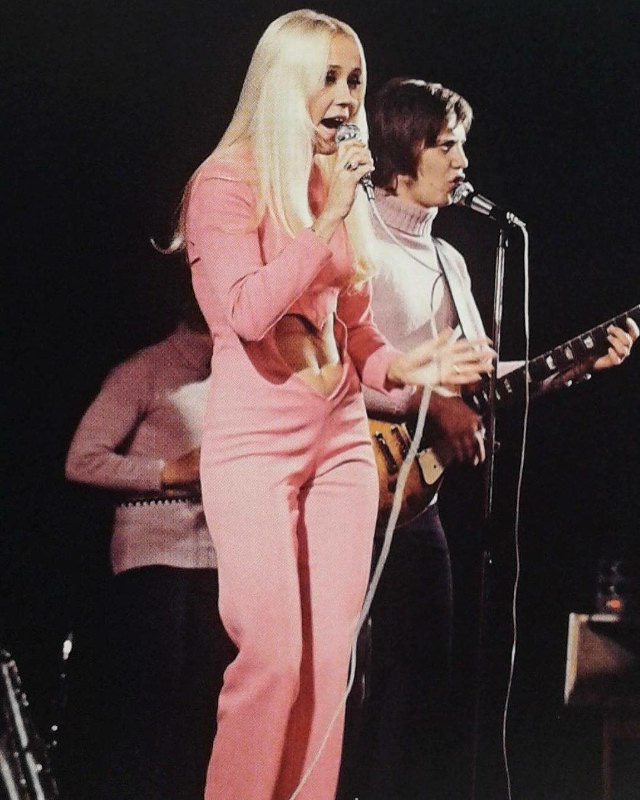 Agnetha Fältskog’s Iconic Pink Heart Jumpsuit: A Nostalgic Blast from ABBA’s Past Music