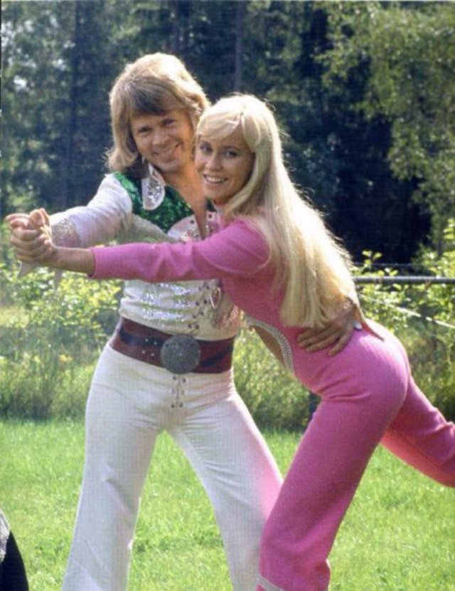 Agnetha Fältskog’s Iconic Pink Heart Jumpsuit: A Nostalgic Blast from ABBA’s Past Music