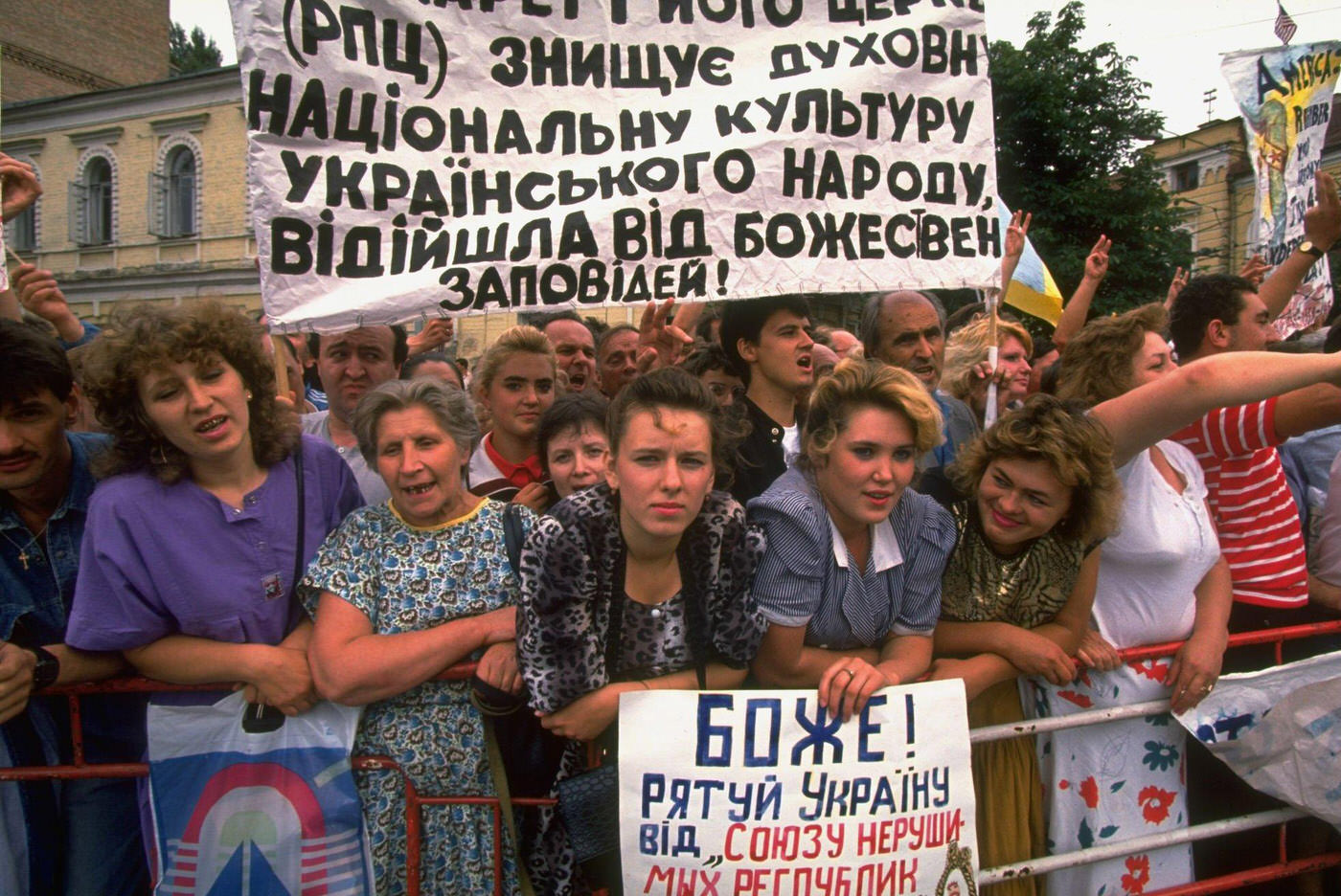 #10 Sign-carrying pro-independence protestors demonstrate during Moscow summit republic-hopping visit by President George H.W. Bush.