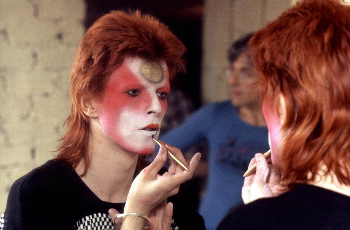 Becoming Ziggy Stardust: The Mesmerizing Makeup Journey of David Bowie in 1973 Music