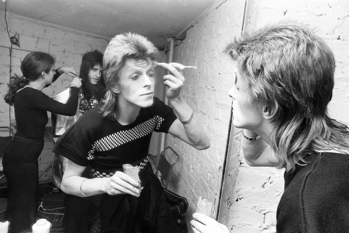 Becoming Ziggy Stardust: The Mesmerizing Makeup Journey of David Bowie in 1973 Music