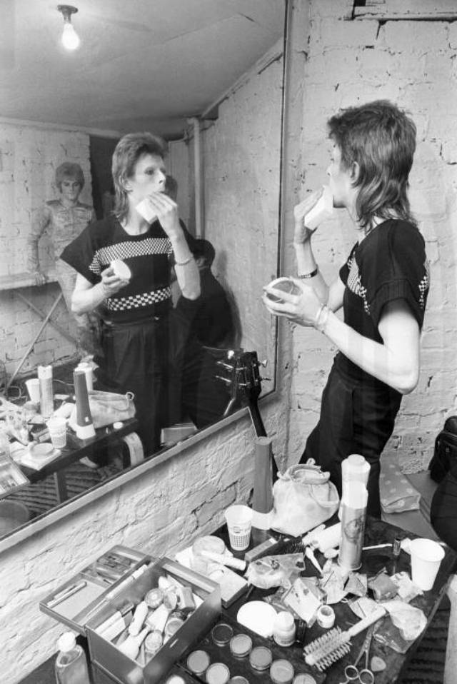 Becoming Ziggy Stardust: The Mesmerizing Makeup Journey of David Bowie in 1973 Music