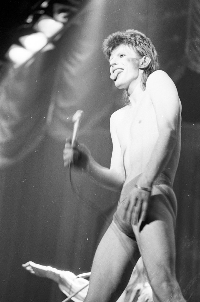 Becoming Ziggy Stardust: The Mesmerizing Makeup Journey of David Bowie in 1973 Music