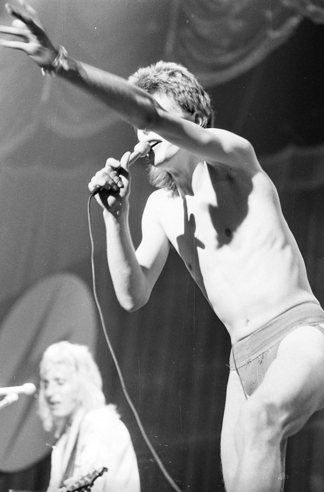 Becoming Ziggy Stardust: The Mesmerizing Makeup Journey of David Bowie in 1973 Music