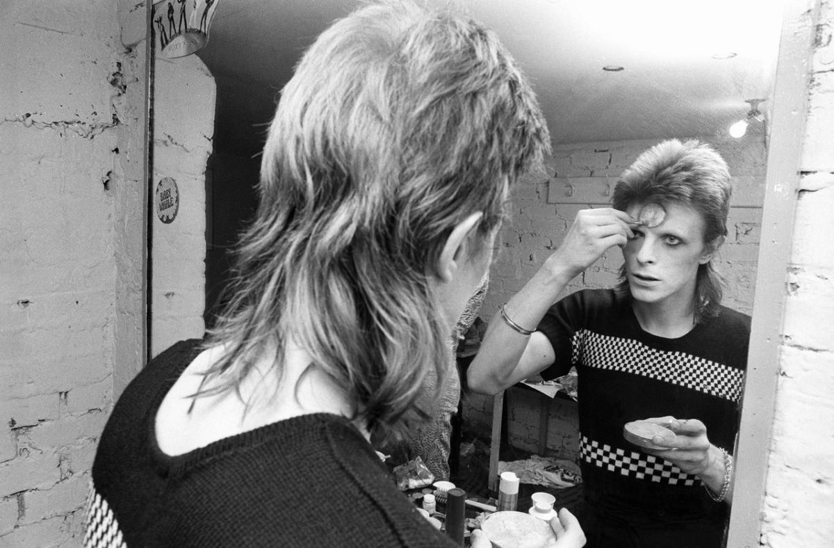 Becoming Ziggy Stardust: The Mesmerizing Makeup Journey of David Bowie in 1973 Music