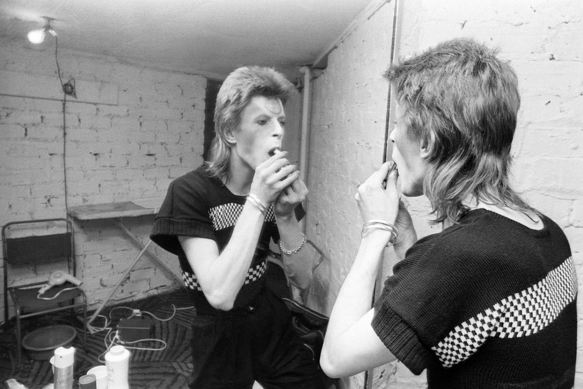 Becoming Ziggy Stardust: The Mesmerizing Makeup Journey of David Bowie in 1973 Music