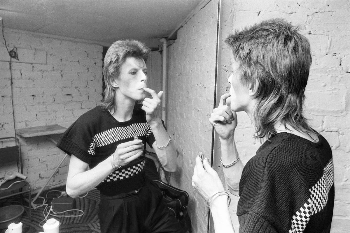 Becoming Ziggy Stardust: The Mesmerizing Makeup Journey of David Bowie in 1973 Music