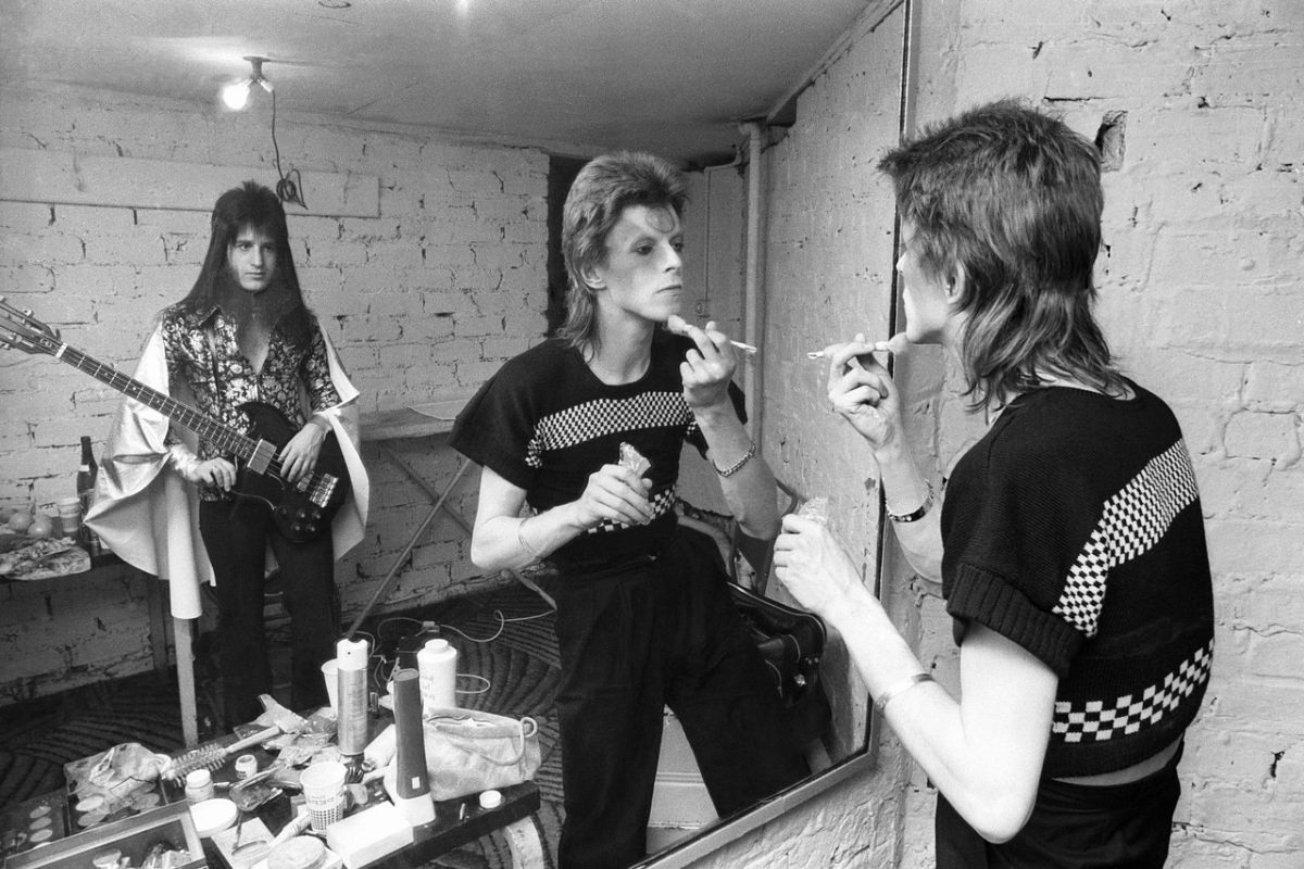 Becoming Ziggy Stardust: The Mesmerizing Makeup Journey of David Bowie in 1973 Music