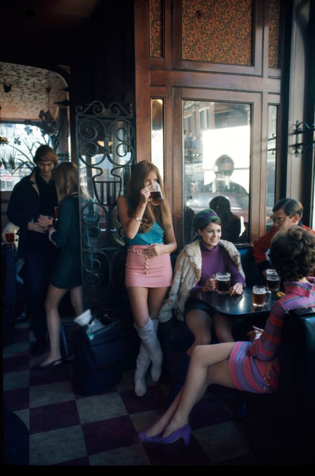 #32 Sixties fashions in pub on the King’s Road, London, 1967