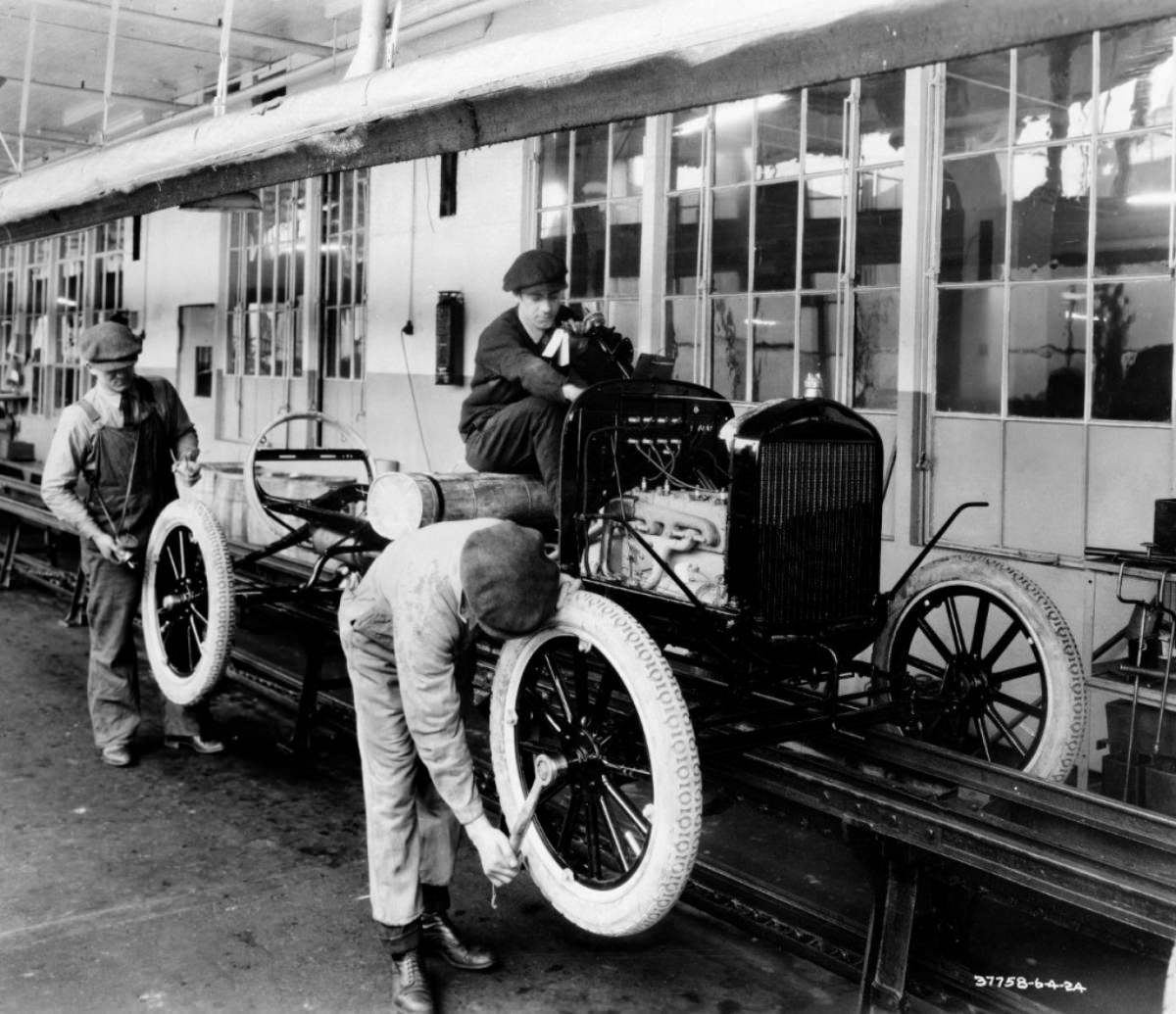 Ford’s Revolutionary Assembly Lines of the 1910s and 1920s Vehicles &; Transportation