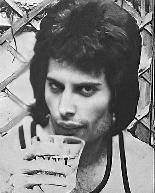 Freddie Mercury’s 1977 Kensington Home: A Look into His Private Life Music