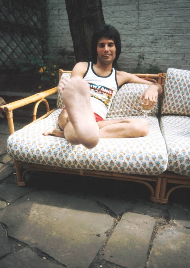 Freddie Mercury’s 1977 Kensington Home: A Look into His Private Life Music