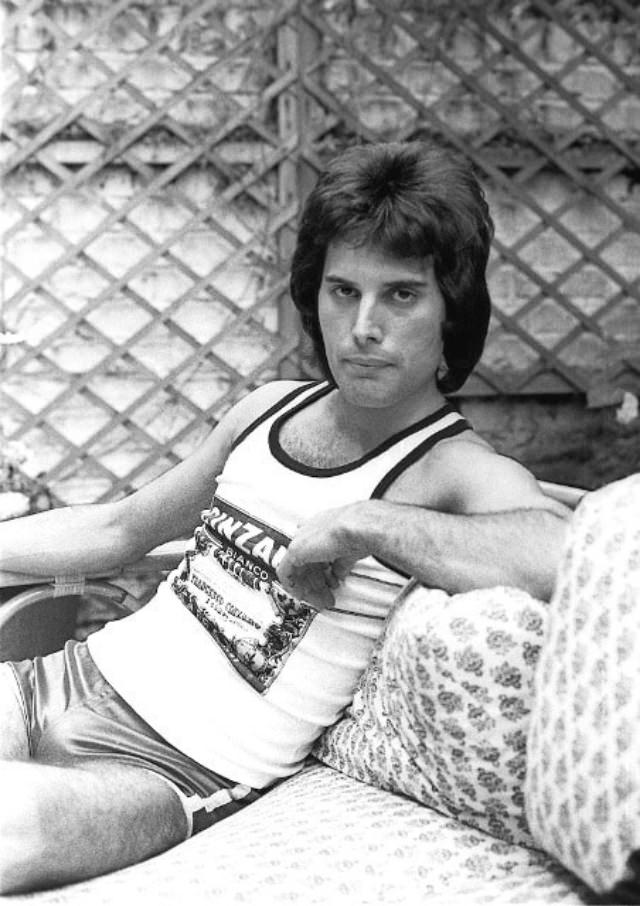 Freddie Mercury’s 1977 Kensington Home: A Look into His Private Life Music