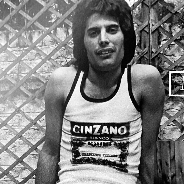 Freddie Mercury’s 1977 Kensington Home: A Look into His Private Life Music