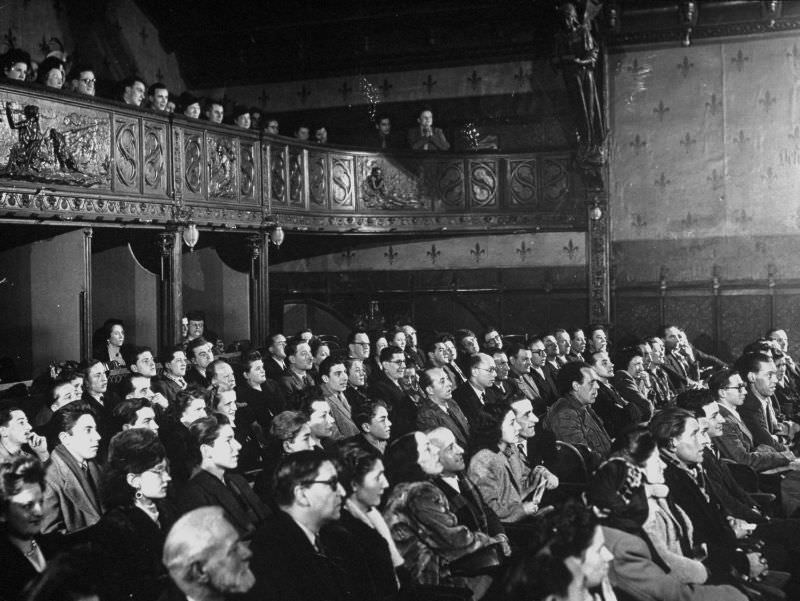 #21 Audiences at the Grand Guignol Theater.