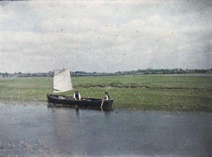 #18 Currach gracefully navigating the River Shannon, near Athlone, June 1913