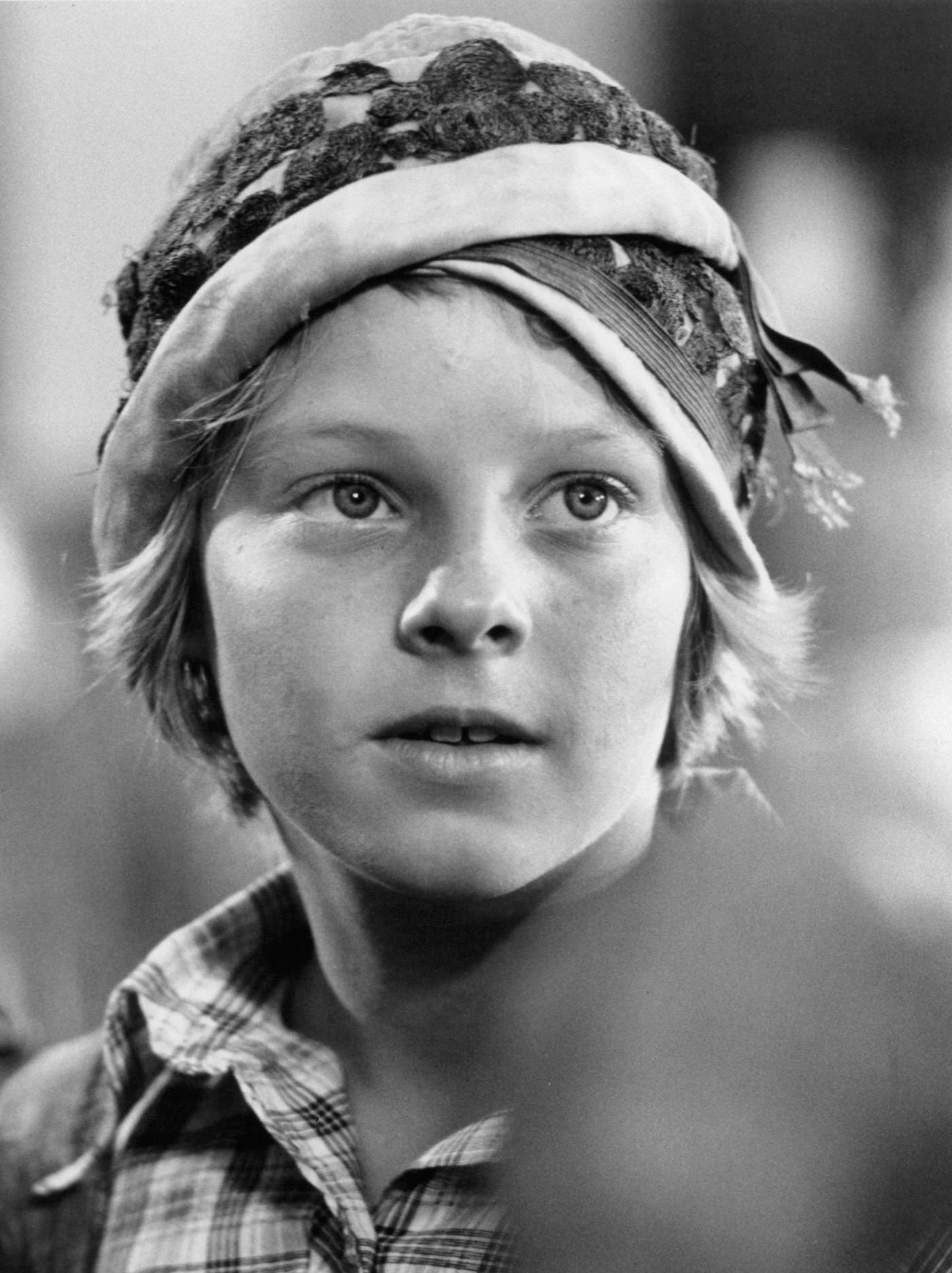#7 Jodie Foster looking left in a scene from ‘Paper Moon’, 1974.