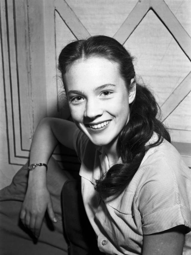 Rare and Heartwarming Childhood Photos of Julie Andrews Celebrities