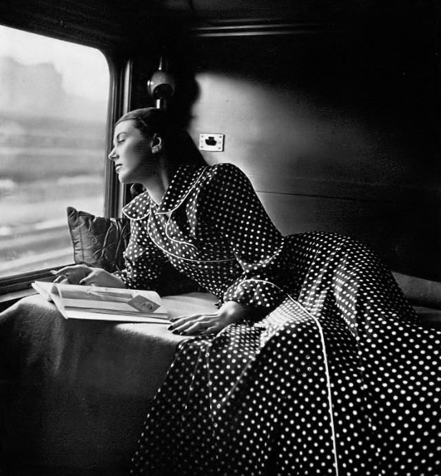#24 Model in ideal travel robe in navy blue-and-white in sheer rayon with big round collar revers by Raymodes, Harper’s Bazaar, 1947.