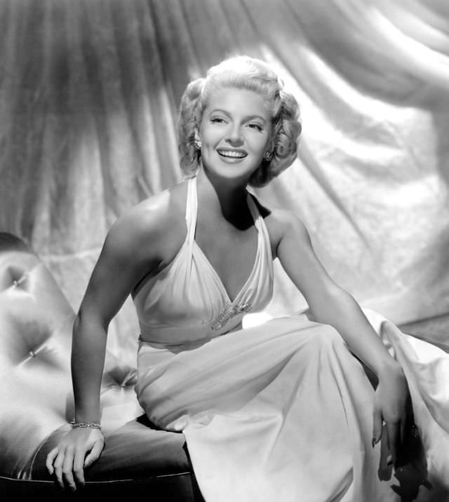Silver Screen Beauty: Stunning Photos of Lana Turner during the Filming of ‘Slightly Dangerous’ (1943)
