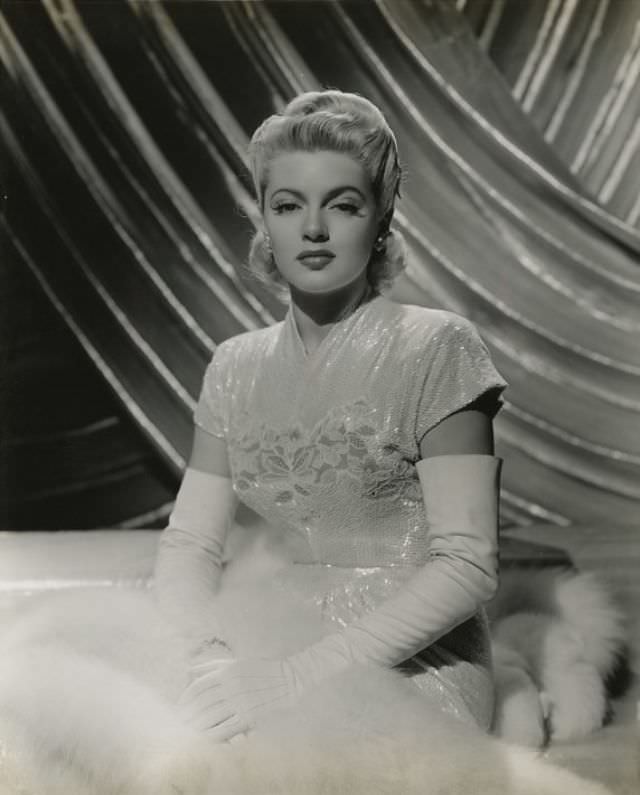 Silver Screen Beauty: Stunning Photos of Lana Turner during the Filming of ‘Slightly Dangerous’ (1943)
