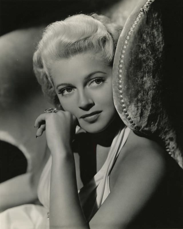 Silver Screen Beauty: Stunning Photos of Lana Turner during the Filming of ‘Slightly Dangerous’ (1943)