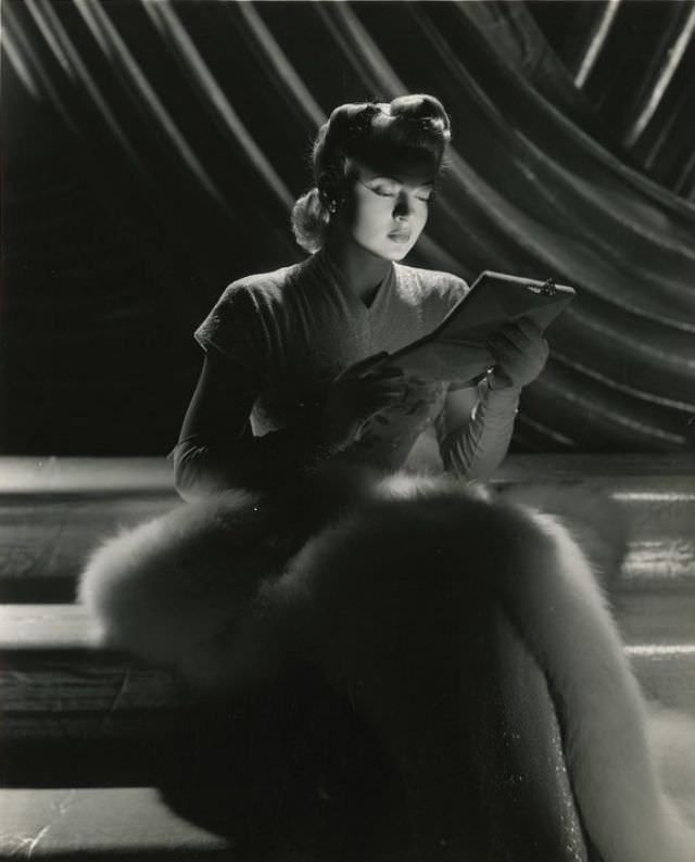 Silver Screen Beauty: Stunning Photos of Lana Turner during the Filming of ‘Slightly Dangerous’ (1943)