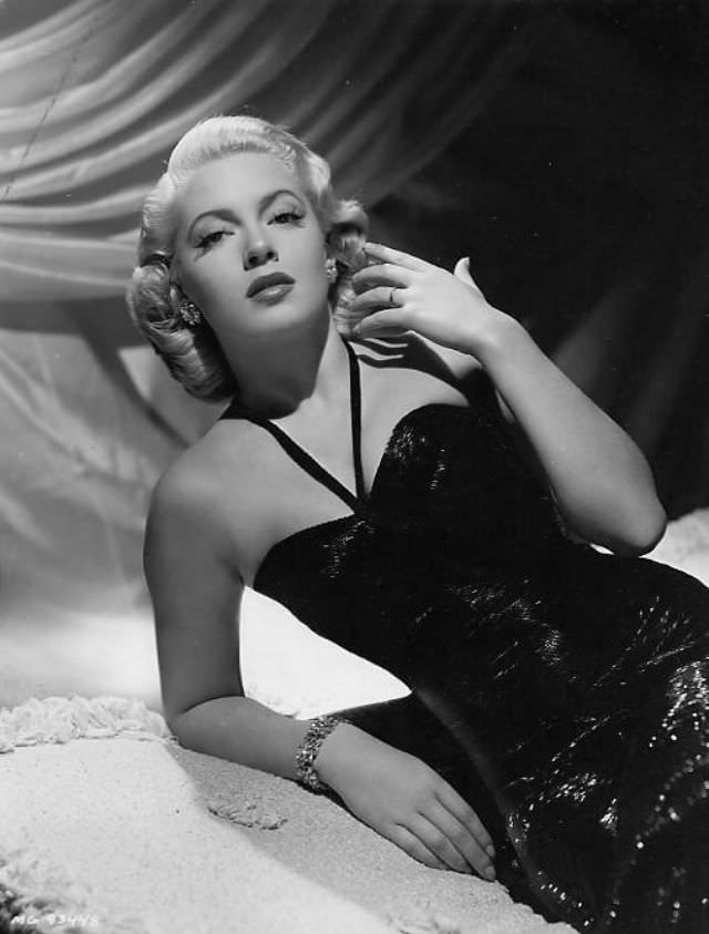Silver Screen Beauty: Stunning Photos of Lana Turner during the Filming of ‘Slightly Dangerous’ (1943)