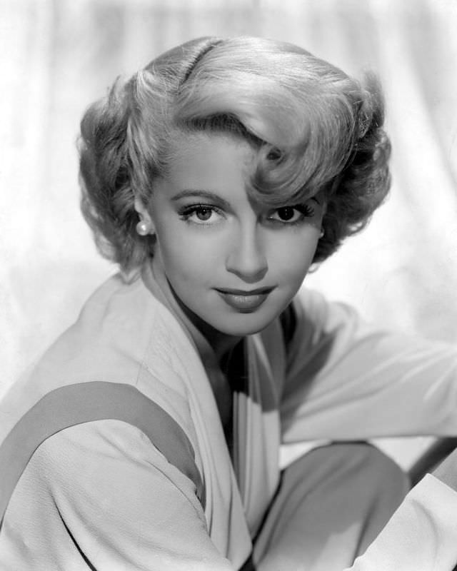 Silver Screen Beauty: Stunning Photos of Lana Turner during the Filming of ‘Slightly Dangerous’ (1943)