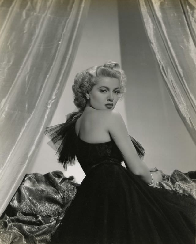 Silver Screen Beauty: Stunning Photos of Lana Turner during the Filming of ‘Slightly Dangerous’ (1943)