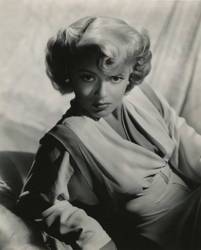 Silver Screen Beauty: Stunning Photos of Lana Turner during the Filming of ‘Slightly Dangerous’ (1943)