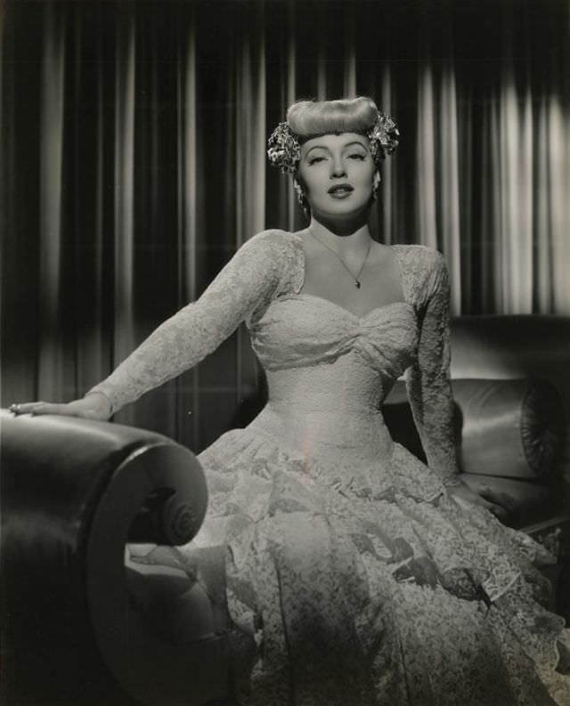 #8  Silver Screen Beauty: Stunning Photos of Lana Turner during the Filming of ‘Slightly Dangerous’ (1943) #8