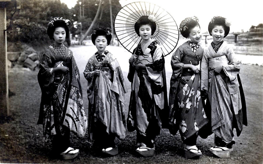 #12 Five Maiko girls posing for a shot, 1920s