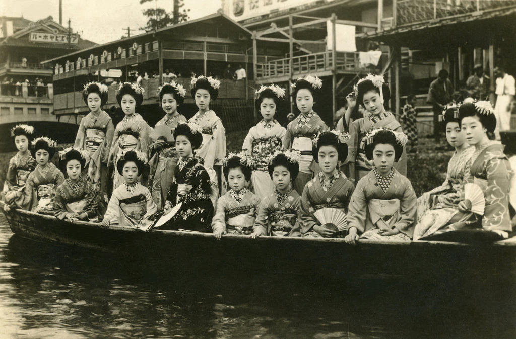 #17 Maiko girls in a Takase-bune, 1926