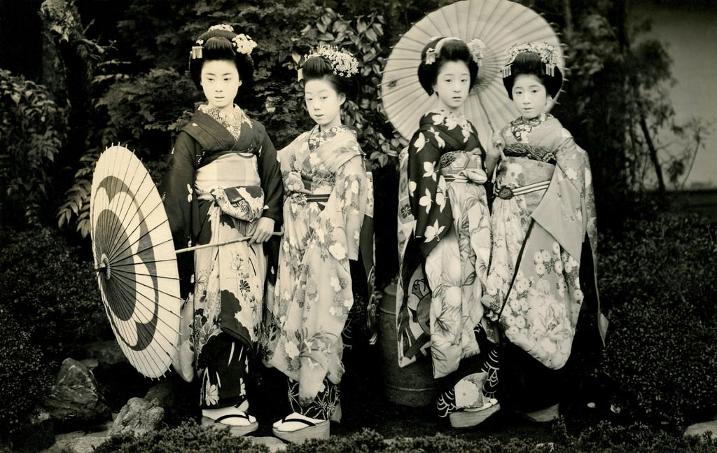#19 Maiko girls with umbrellas in the 1920s