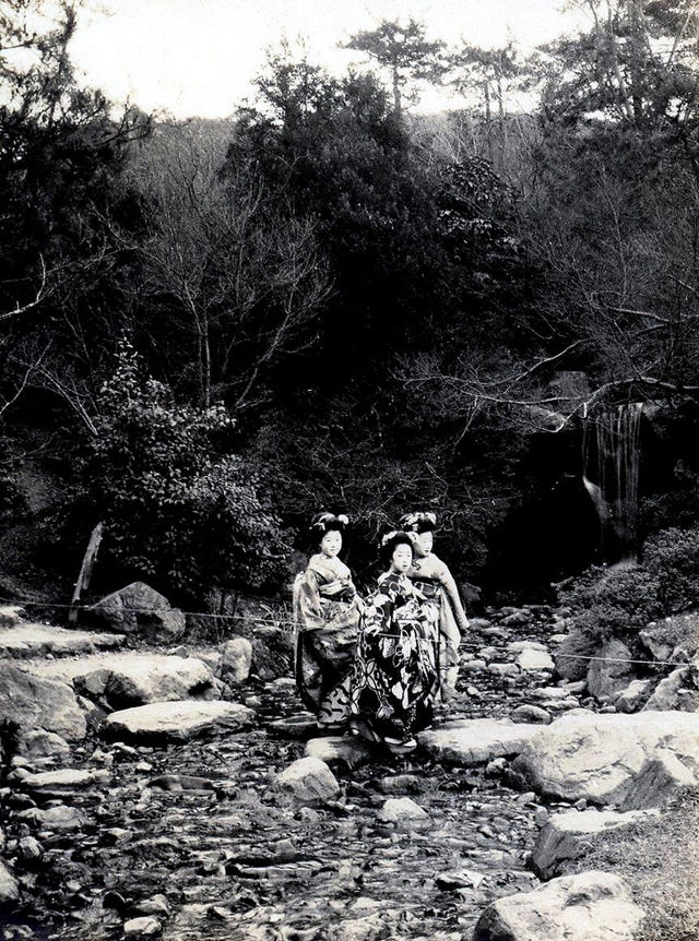 #20 Maikos at a waterfall, 1920s