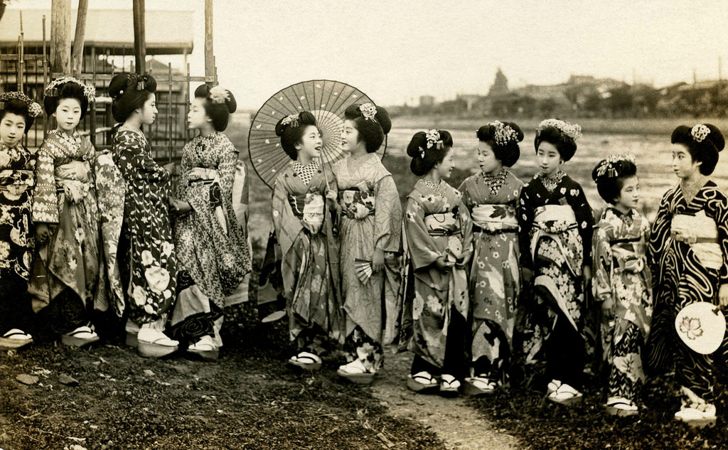 #4 A group of Maiko girls standing on the riverbank, late 1910s