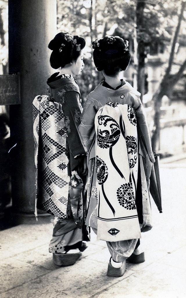 #32 Two Maiko girls from behind, 1920s