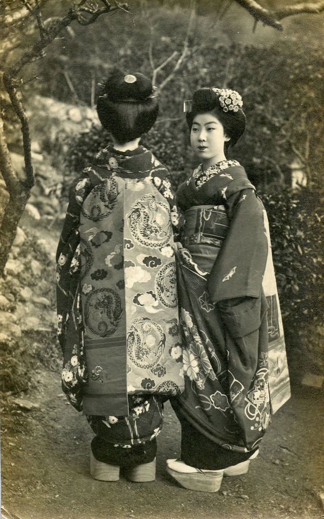 #33 Two Maiko girls with obi of Nishijin Silk, 1917