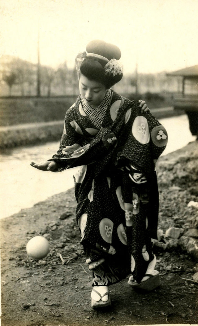 #6 A Maiko playing with a ball, 1920s