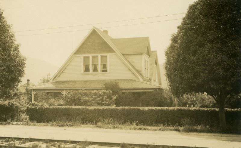 #16 511 Nelson Avenue