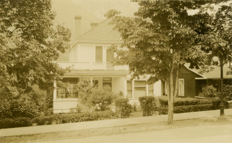 #33 815 Baker Street