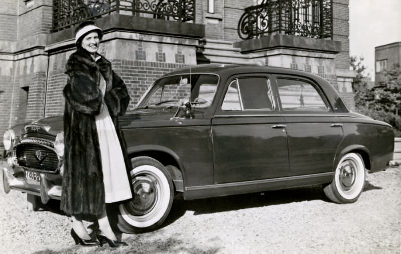 #40 Peugeot 403, in front of a brick-built mansion 1956