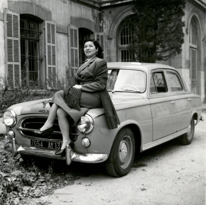 #42 Peugeot 403, in front of a mansion or stately home, Bouches-du-Rhône, France 1959