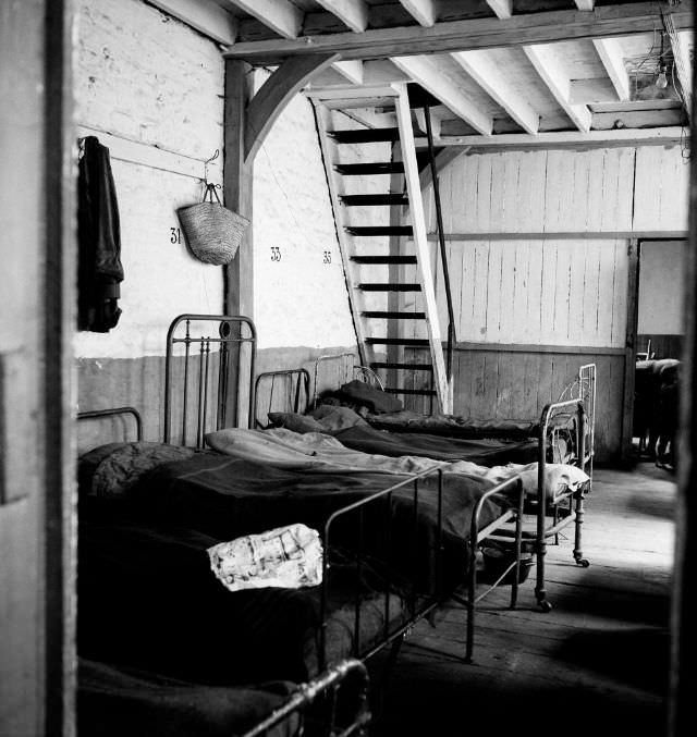 #24 Accommodation at 3, rue Marin-le-Pigny, Rouen, 1951