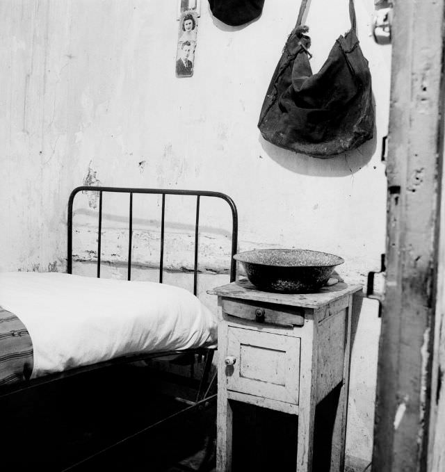 #28 Accommodation at 3, rue Marin-le-Pigny, Rouen, 1951