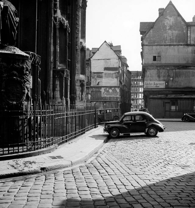 #32 Car parked in front of the Saint-Maclou church, place Barthélemy, Rouen, 1951