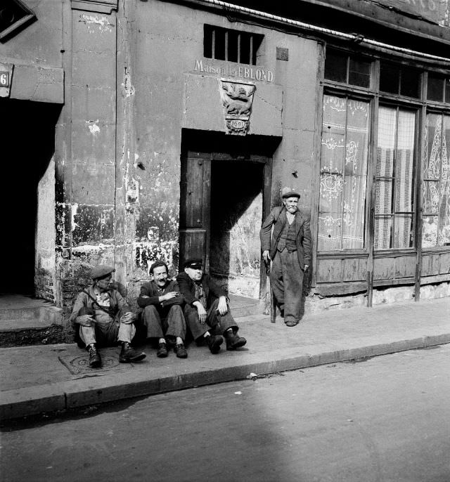 #43 In front of 132, rue Eau-de-Robec, Rouen, 1951