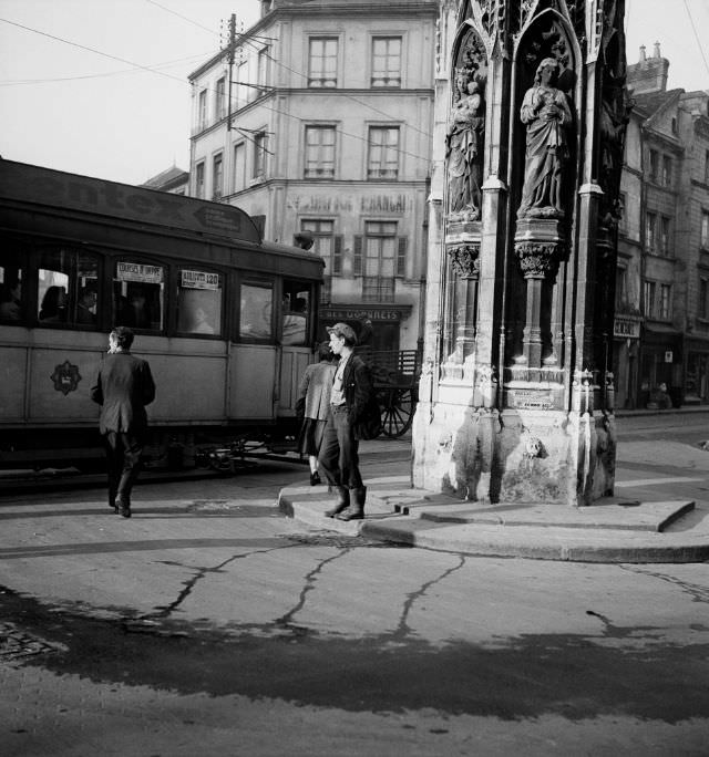 #46 Place de la Croix-de-Pierre, Rouen, 1951