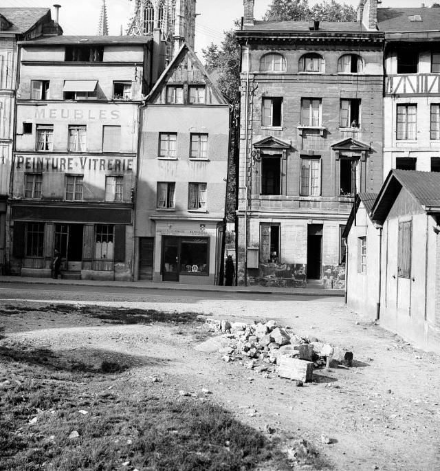 #58 Rue Eau-de-Robec, Rouen, September 1951